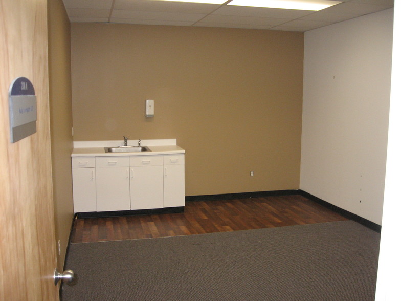 More Photos Of 76 Progress Dr, Stamford Research And Development For Lease