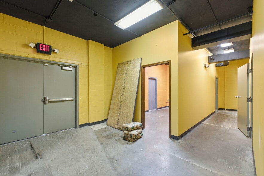 More Photos Of 1445 S Glenstone Ave, Springfield General Retail For Lease