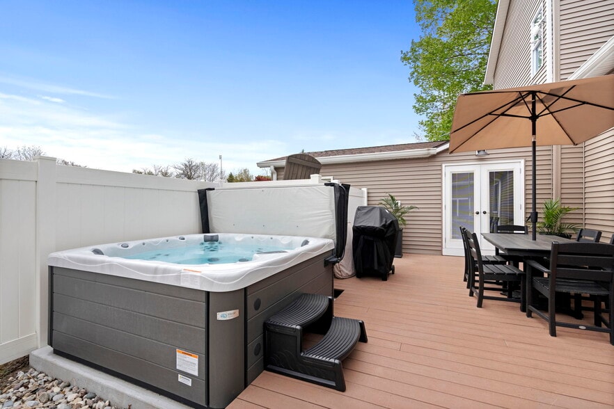More Photos Of 612 N Lakeshore Dr, Ludington Hotel For Sale
