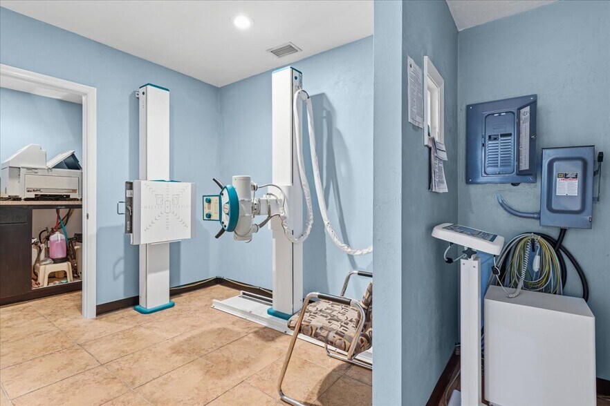 More Photos Of 15043 Main St, Alachua Showroom For Sale