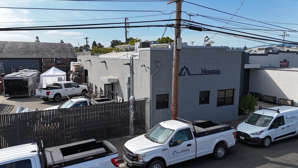 More Photos Of 947 Washington St, San Carlos Warehouse For Lease