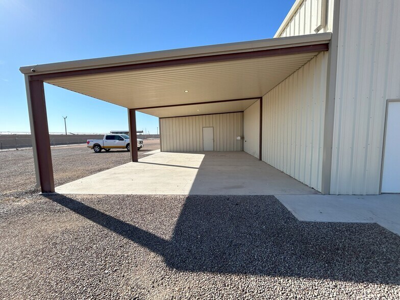 More Photos Of 1389 Oil Mil Rd, Pecos Warehouse For Lease