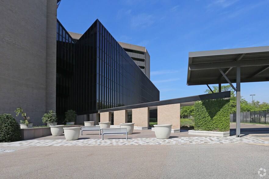 More Photos Of 4800 Fournace Pl, Bellaire Office For Lease
