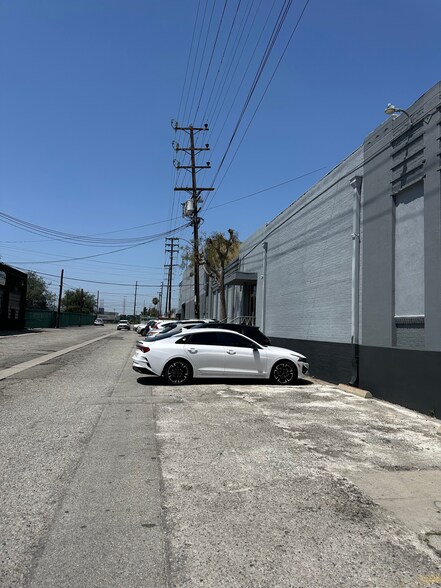 More Photos Of 2801 E 12th St, Los Angeles Warehouse For Lease