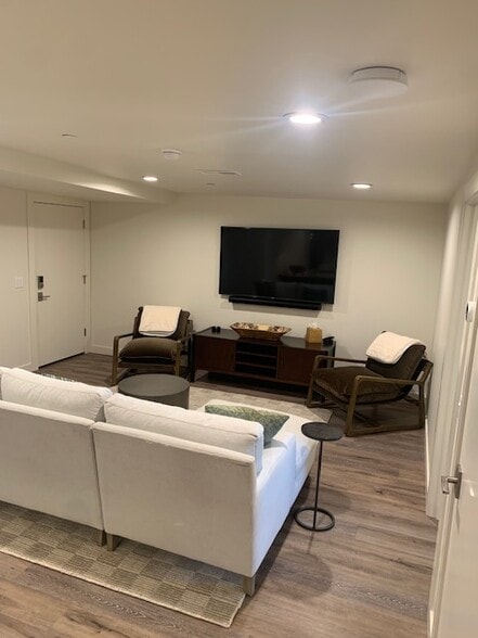 More Photos Of 4554 Forestdale Dr, Park City Showroom For Lease