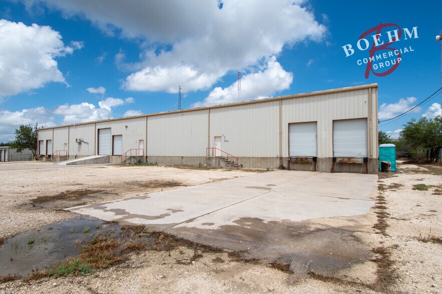 More Photos Of 995 Industrial Blvd, Del Rio Distribution For Lease