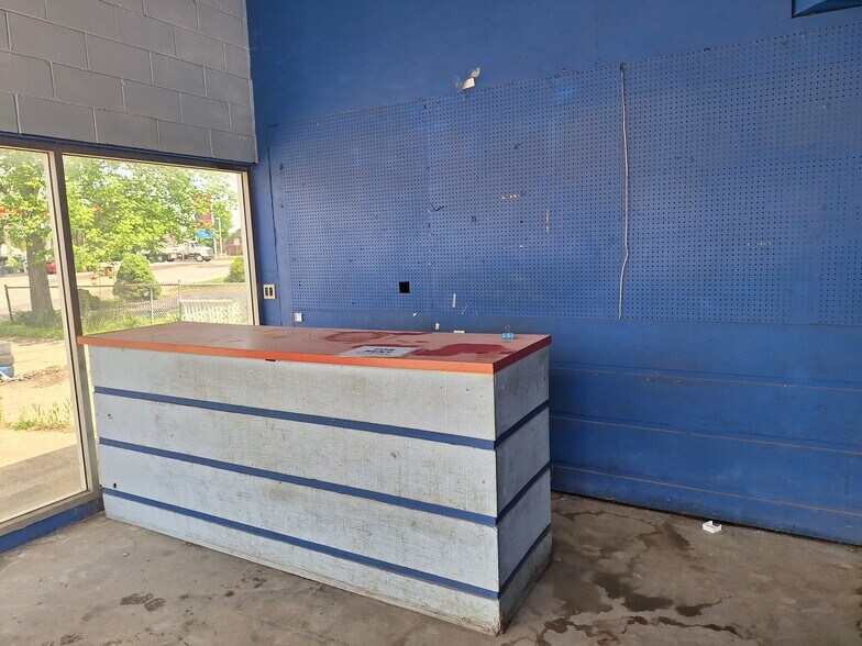 More Photos Of 1000 E Market St, Crawfordsville Convenience Store For Sale