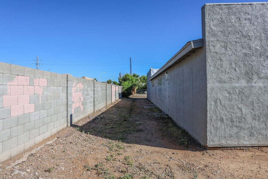 More Photos Of 2423 W Campbell Ave, Phoenix Warehouse For Lease