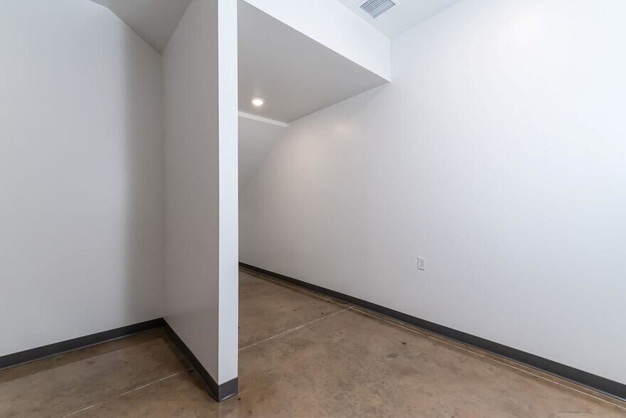 More Photos Of 417 NE 144th Pl, Edmond Light Distribution For Lease