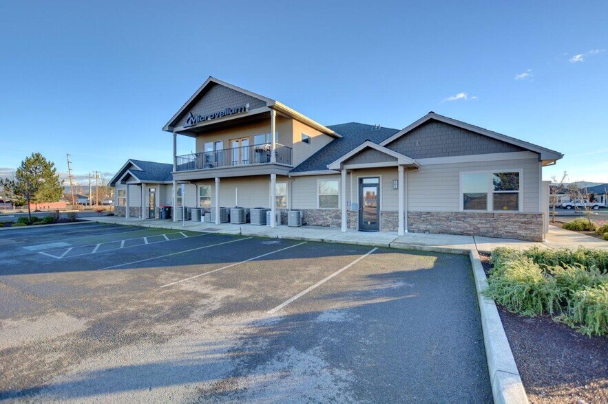 More Photos Of 444 S Haskell St, Central Point Office For Lease