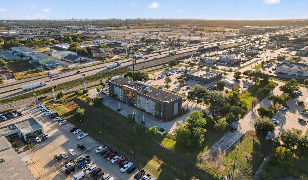More Photos Of 5215 Interstate 10 E, Baytown Hotel For Sale