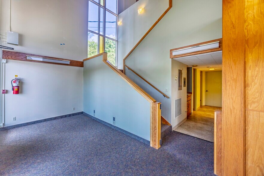 More Photos Of 210 NE Alder St, Toledo Office For Sale