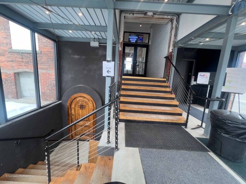 More Photos Of 63 Flansburg Ave, Dalton Flex For Sale