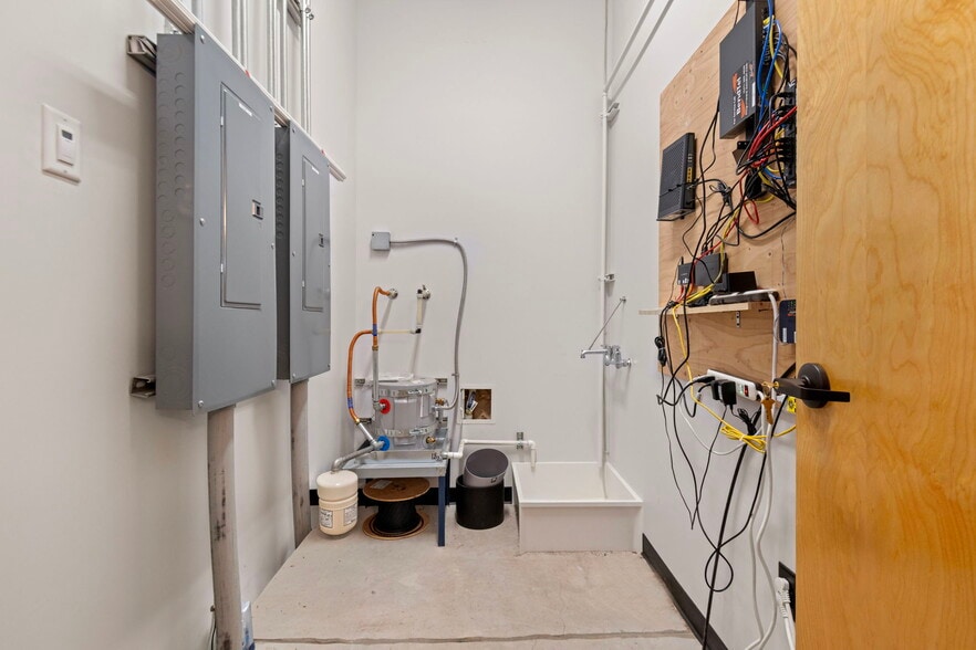 More Photos Of 544 SW 4th St, Redmond Office For Sale