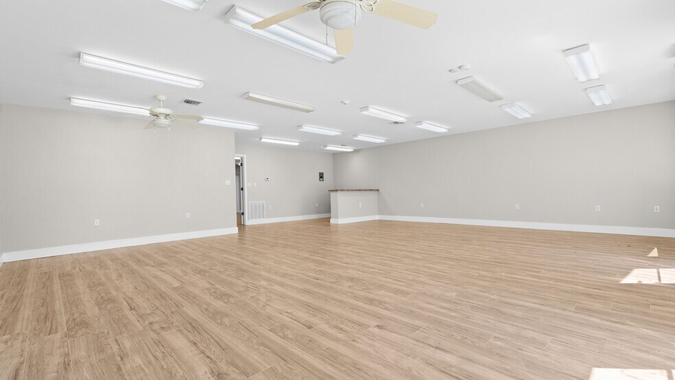 More Photos Of 648 S Commerce Ave, Sebring Freestanding For Sale