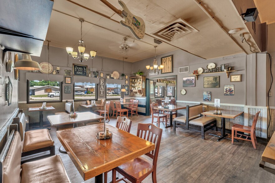 More Photos Of 601 Arizona Ave, Holton General Retail For Sale