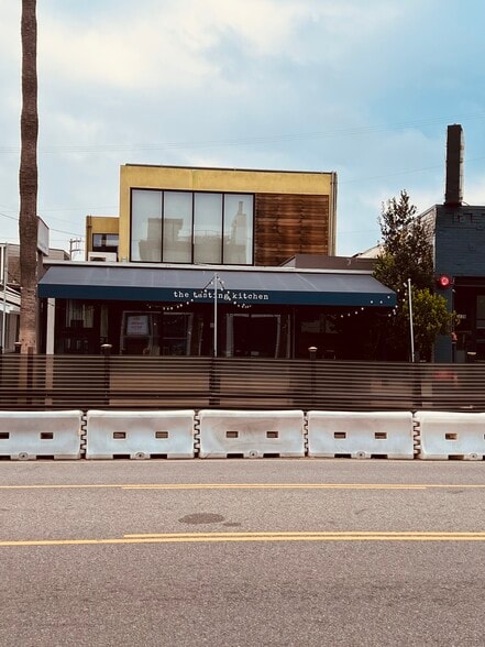 More Photos Of 13625 Ventura Blvd, Sherman Oaks Restaurant For Lease