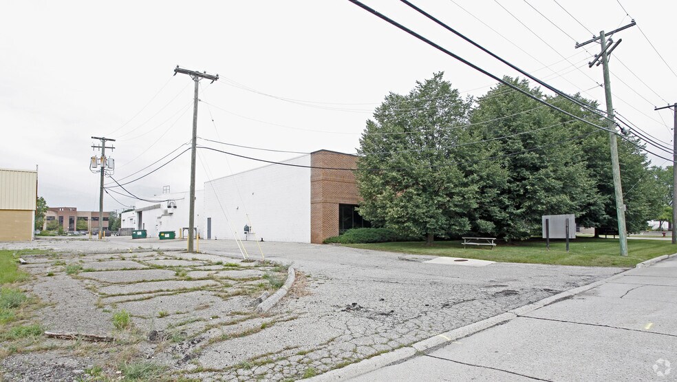 More Photos Of 1465 Axtell Dr, Troy Flex For Sale