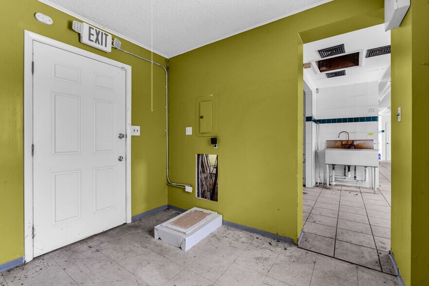 More Photos Of 320 State Route 33, Manalapan Township Restaurant For Sale