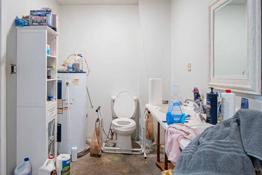 More Photos Of 220 Davenport Blvd, Davenport General Retail For Sale