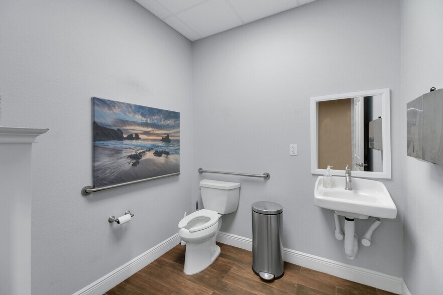 More Photos Of 1818 Greenleaf Ln, Leesburg Warehouse For Sale