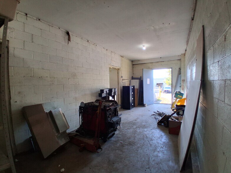 More Photos Of 2071 S Wellington Rd, Nanaimo Warehouse For Lease