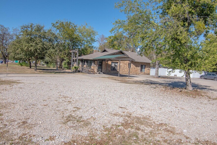 More Photos Of 2208 Austin Ave, Brownwood Flex For Sale