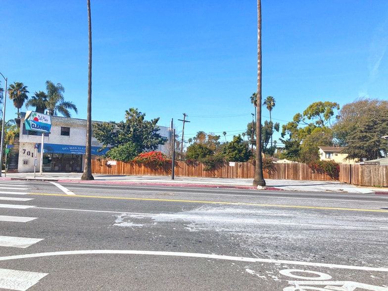 More Photos Of 685 Oxford Ave, Venice Freestanding For Sale