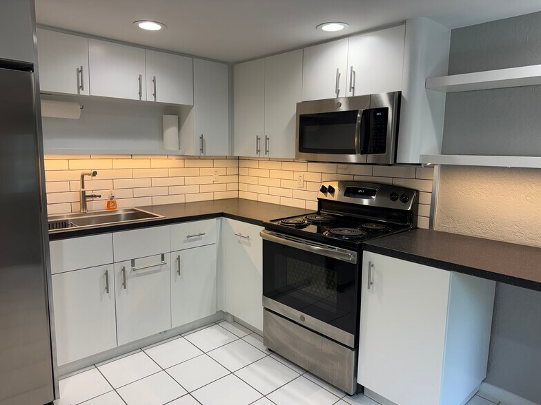 More Photos Of 701 NE 11th St, Fort Lauderdale Warehouse For Sale
