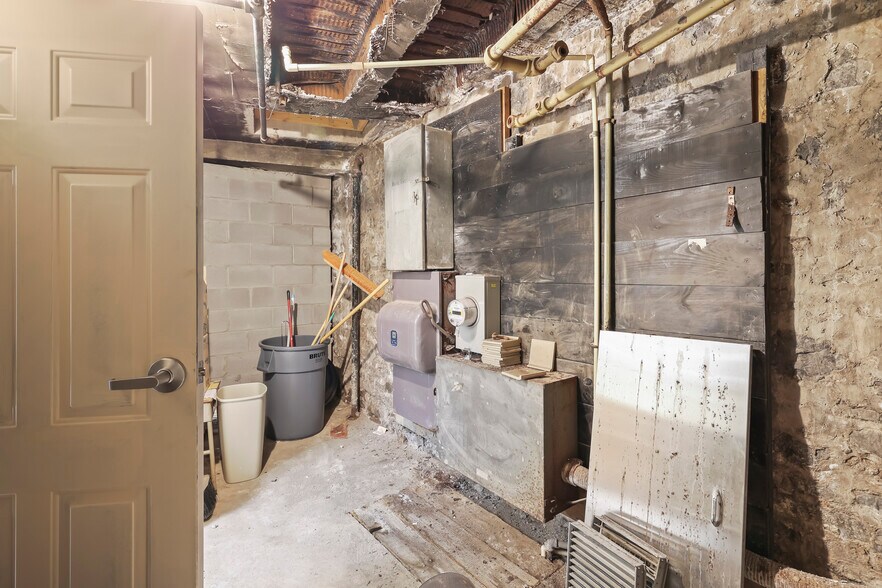 More Photos Of 1631 Main St, Niagara Falls Industrial For Sale