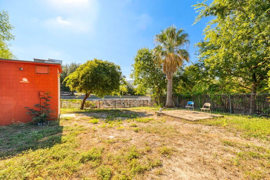 More Photos Of 926 S Laredo St, San Antonio Service For Sale