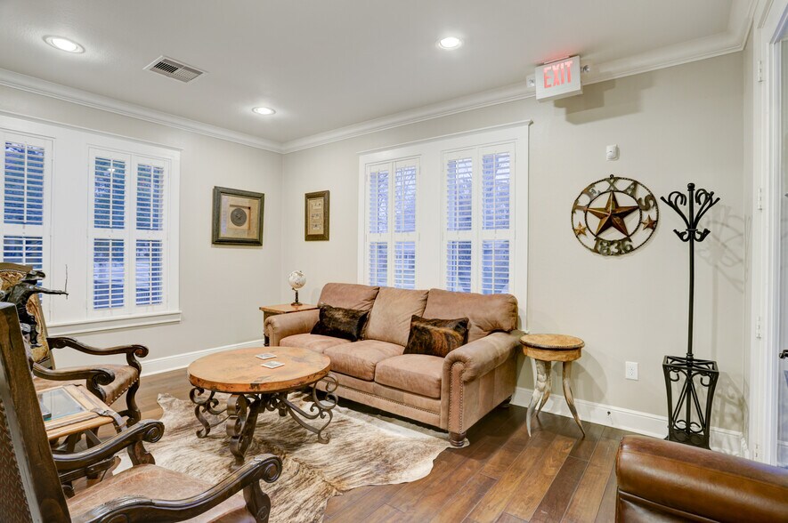 More Photos Of 206 Brooks St, Sugar Land Office Residential For Sale