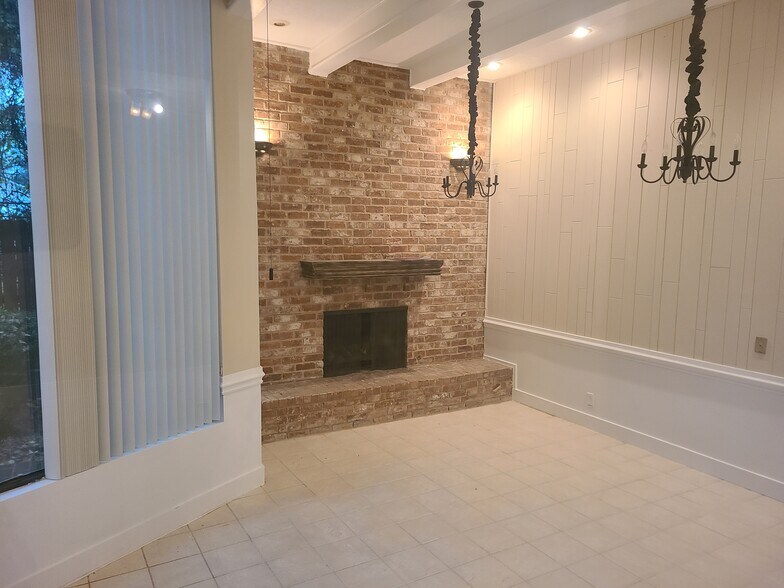 More Photos Of 900 W Davis St, Conroe Office For Sale