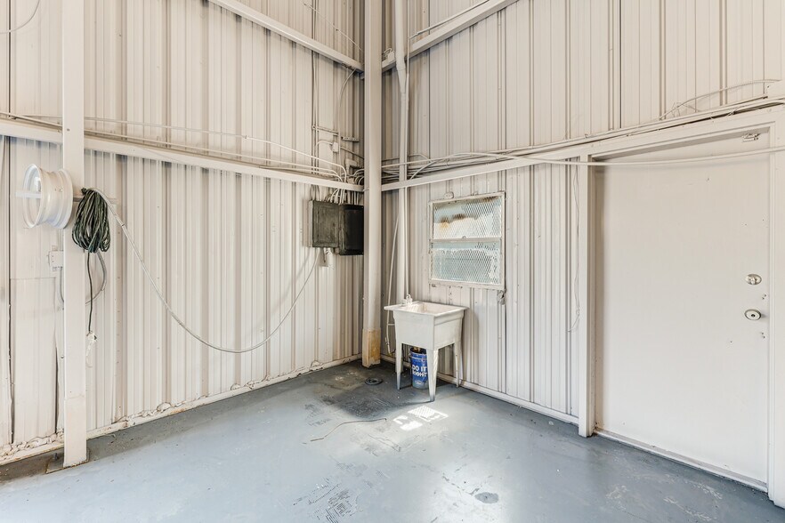 More Photos Of 1911 Dana Dr, Fort Myers Warehouse For Sale