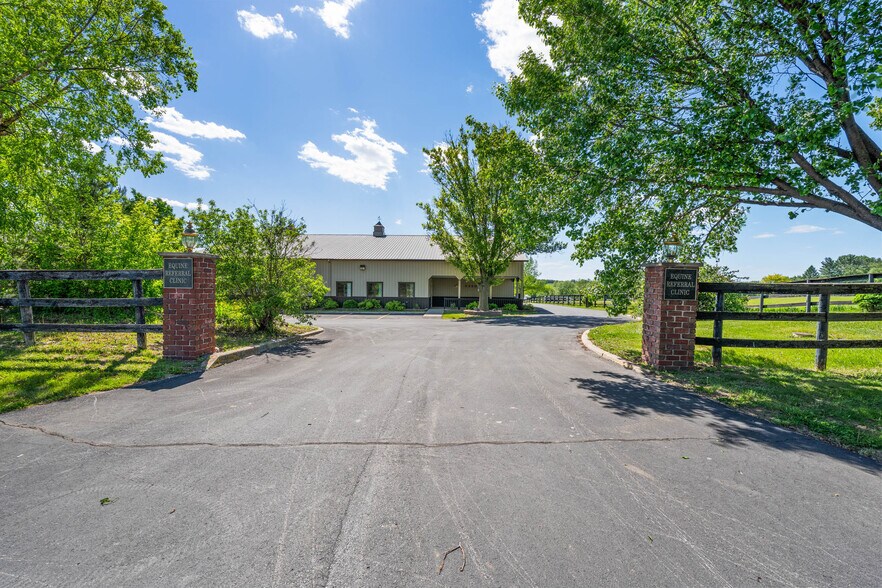 Primary Photo Of 7820 SE Vandalia Dr, Runnells Veterinarian Kennel For Sale