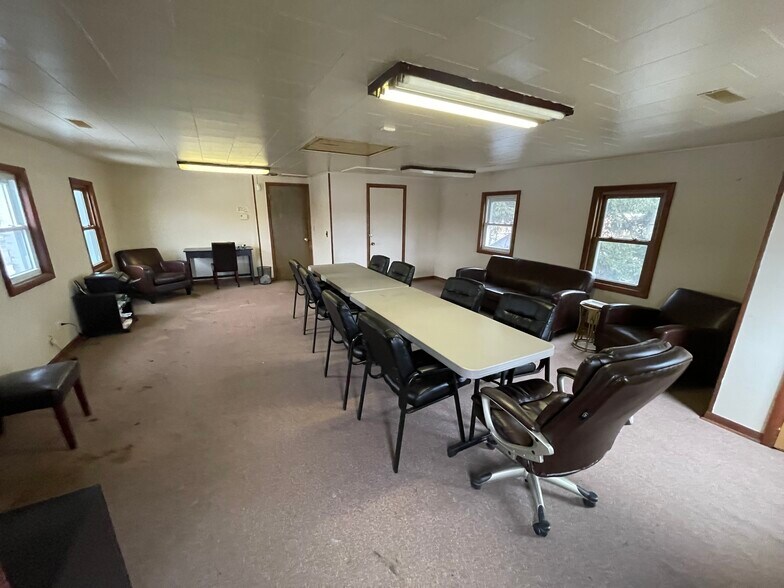 More Photos Of 1209 Lisle Plz, Lisle Bar For Lease