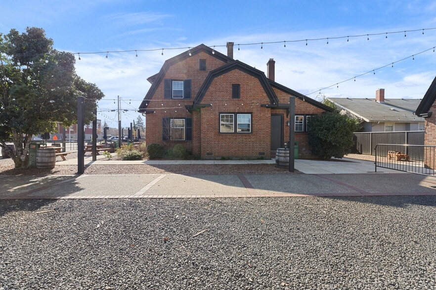 More Photos Of 883 SW Church St, Dallas Restaurant For Sale