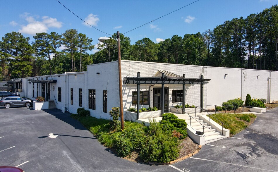 More Photos Of 1357 Collier Rd NW, Atlanta Showroom For Lease