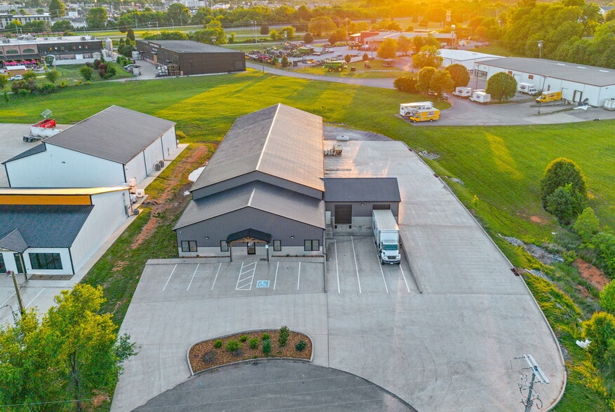 More Photos Of 1040 Smokestack Dr, Clarksville Warehouse For Lease