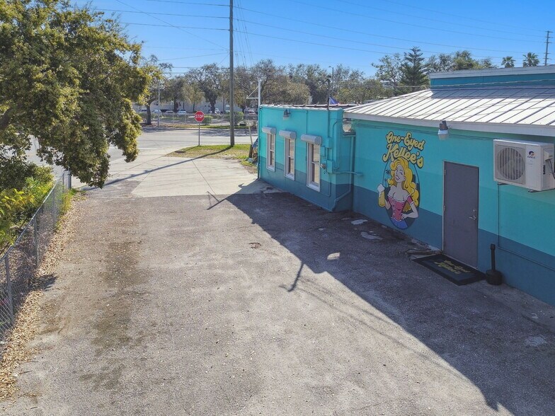 More Photos Of 3007 6th St S, Saint Petersburg Bar For Sale