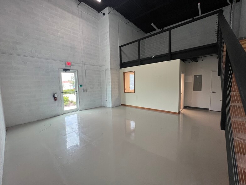 More Photos Of 12871 Suzanne, Hobe Sound Light Manufacturing For Lease