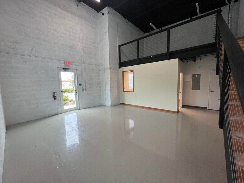 More Photos Of 12871 Suzanne, Hobe Sound Light Manufacturing For Lease