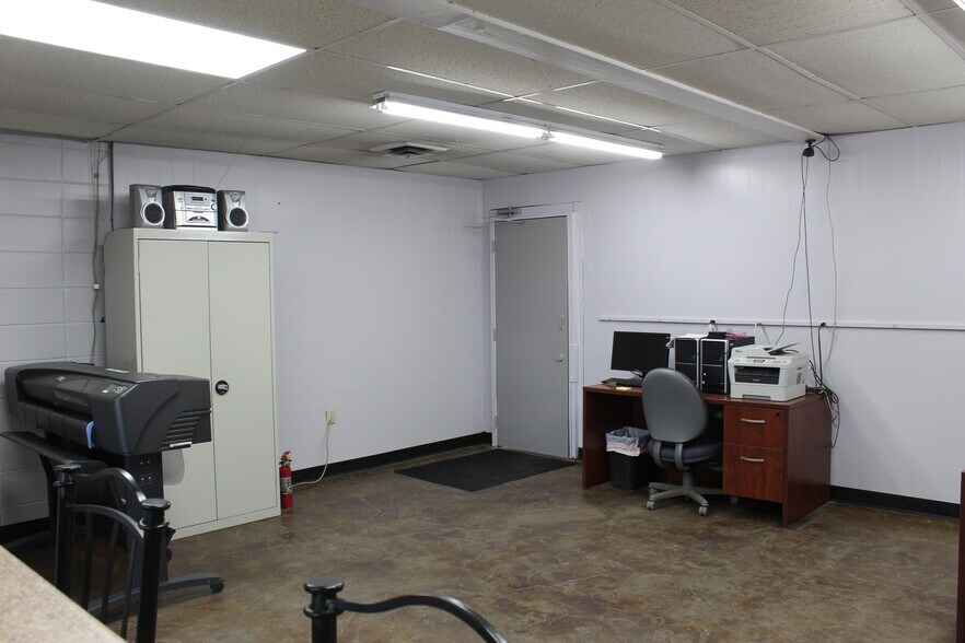 More Photos Of 541 W 90th St, Bloomington Showroom For Sale