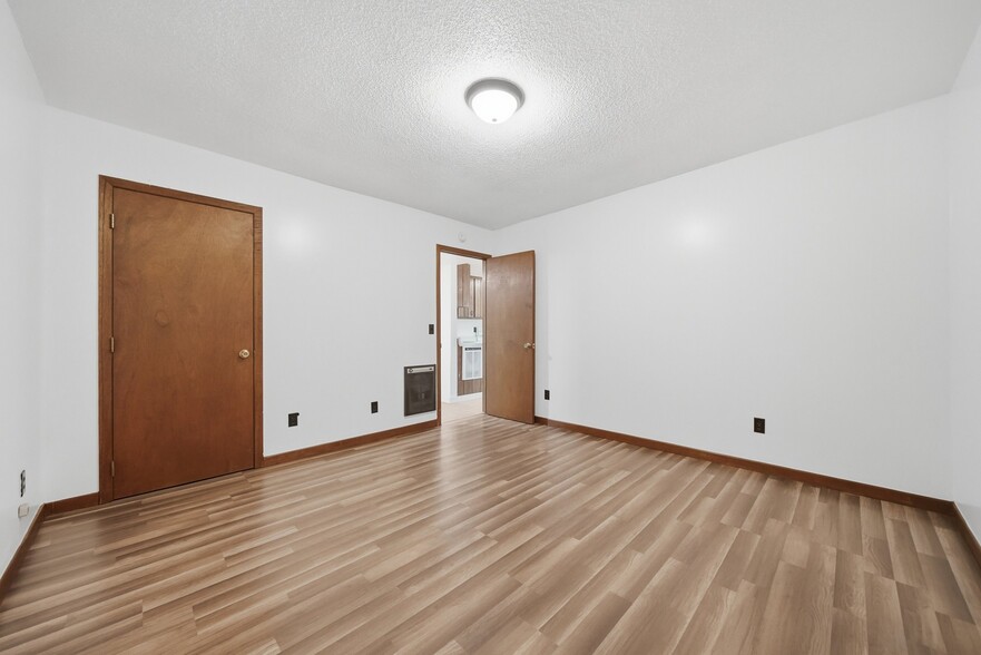 More Photos Of 80 Lindsey Ln, Burnsville Apartments For Sale