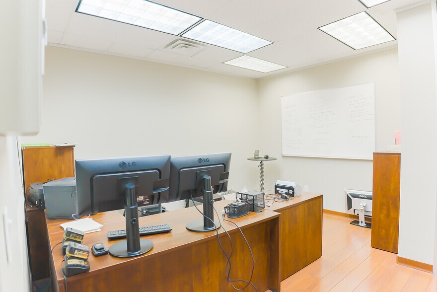 More Photos Of 9933 Regal Row, Houston Warehouse For Lease