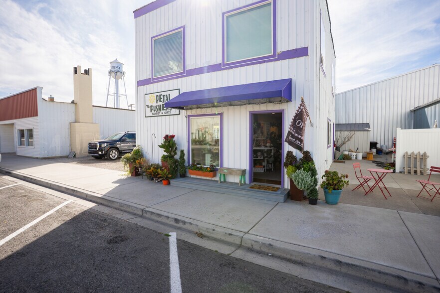 More Photos Of 319 Main St N, Kimberly Warehouse For Sale
