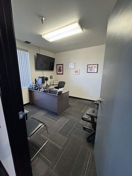 More Photos Of 2906 E Coronado St, Anaheim Warehouse For Lease