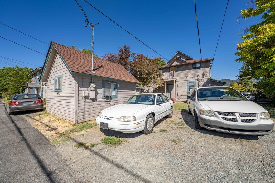 More Photos Of 303 SW I St, Grants Pass Apartments For Sale