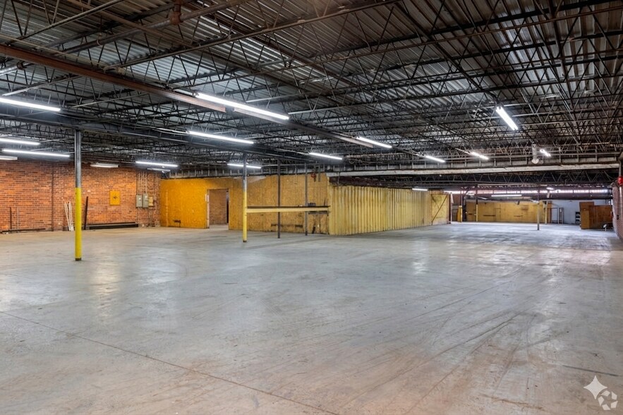 More Photos Of 222 King St S, Calhoun Warehouse For Sale
