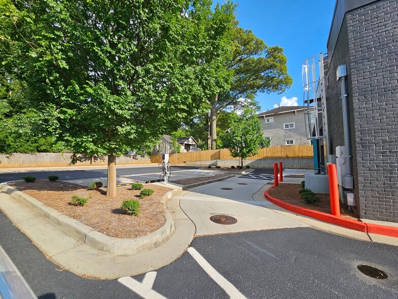 More Photos Of 1605 Howell Mill Rd NW, Atlanta General Retail For Sale